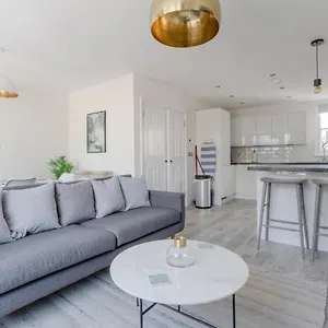 Stunning 3 Bedroom 2 Bath In Fantastic Location Apartment *
