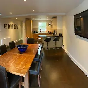 Luxury Central 3 Bedroom Family House