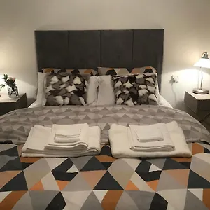 Apartment Cosy & Lovely With Free Parking & Close To Station