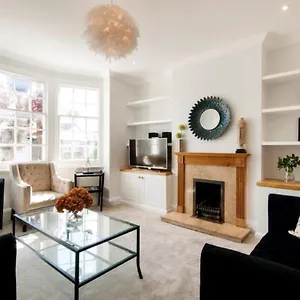 Modern Family In Close To Amenities And Train Holiday home London