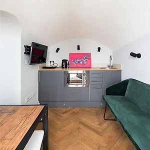 Newly Refurbished Flat With Patio. By Hyde Park *