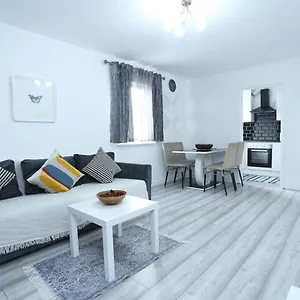 Modern 2 Bedroom Flat, With Free Parking, And Wifi
