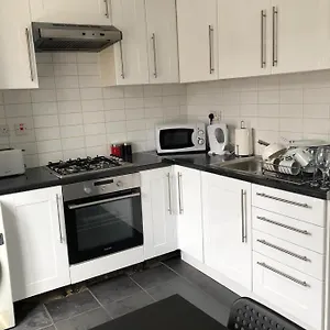 Pleasant Two Bed-Room Flat Near Portobello Market *