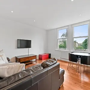 Aisiki At Ealing, 2 Bedroom And 1 Bathroom Flat, King Or Twin Beds With Free Wi-fi & Parking Ealing