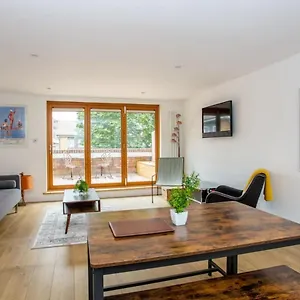 Apartment Spacious 3 Bedroom With Large Balcony