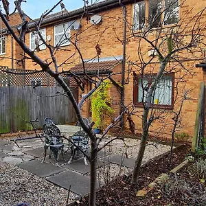 Apartment Sw19 - Quiet Split-level 2-bedroom Maisonette With Garden *