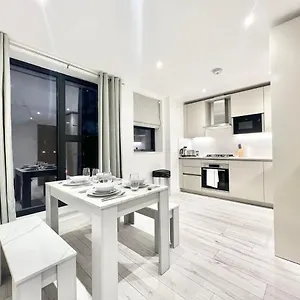 Queens Luxury Wembley Stadium - London