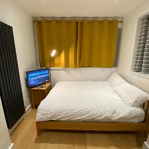 Double Bedroom With En-suite Shower & Free Parking * Belvedere
