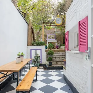 Stylish Flat With Private Yard In Shepherd Bush *