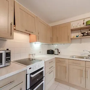 Apartment Spacious Two Double Bedroom Flat