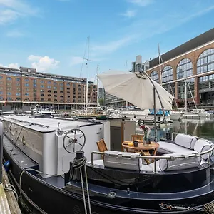 Delightful House Boat On St Katharine Dock Botel *