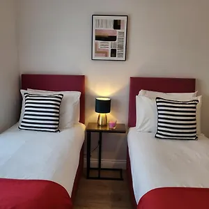 Holiday home Dagenham/a13/excel/thurrock/contractors/3bedroom House Free Parking For 2 Cars. Dagenham