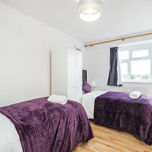 Spacious 3 Bed 1 Bath Hse W Guest Toilet W Parking Near Excel - E16 *
