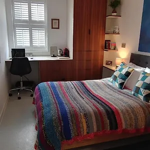 Comfortable With Ensuite Guest house *