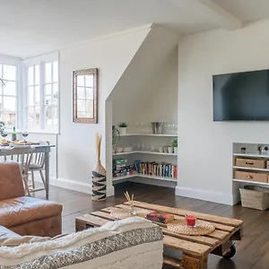 Hamilton Apartment *