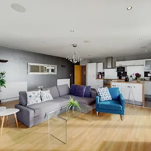 Deluxe Three Bedroom By Excel Apartment London