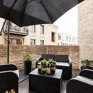 Apartment Modern & Designed 2 Bed Penthouse Apt Sleeps Five