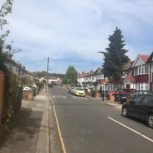 Apartment Well Located, Nice Three Double Bedroom House In West London Perivale