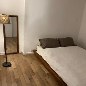 Charming Garden View Apartment London