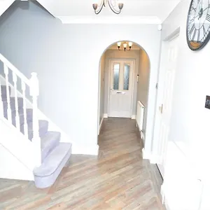 Holiday home Luxury 5 Bedroom House With Free Parking On Site