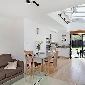Apartment Garden Flat, Wimbledon & Parking, Close To Tennis