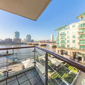 Panoramic Riverside Facing - 2 Bed - 2 Bath - 2 Balconies - In Nine Elms Apartment London