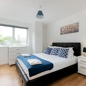 Skyvillion - Cozy In Town With Free Parking & Wifi * Enfield