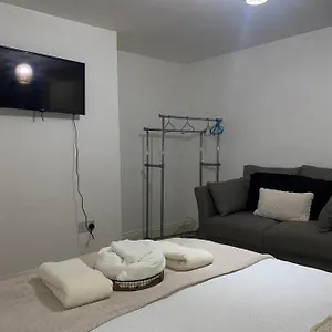 Apartment Large 1 Bed Serviced Apartment In The Town Centre London