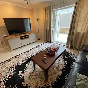 Holiday home Cheerful 3 Bedroom With Free Parking