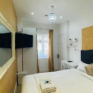 Mayday House Guest house *