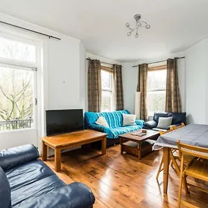 Apartment A Lovely, Bright And Airy, 3-bedroom Family *