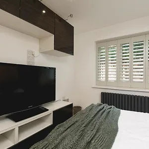 Just 20 Mins From Buckingham Palace! *