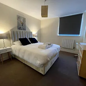 Lovely 2 Bedroom With Amazing Views In E14 *
