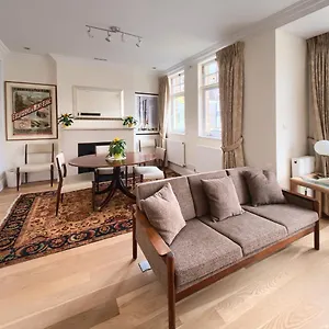 Serene Townhouse With Parking *
