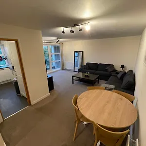 Spacious 2-bedroom Flat Near Station Surbiton