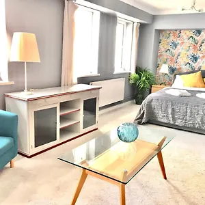 Family - Spacious Place With Full Kitchen * Kingston upon Thames (Greater London)