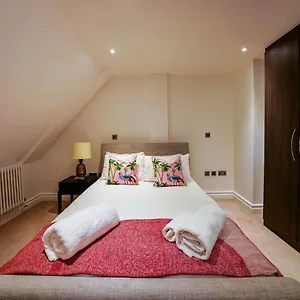Contemporary High Street Kensington Apartment