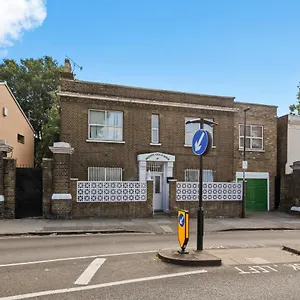 Apartment Stunning Flat With Free On-street Parking! *
