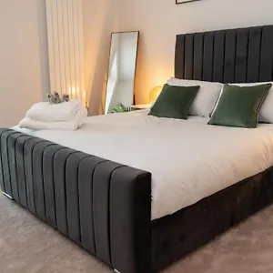 Lovely 1-bedroom With River & View. Apartment *