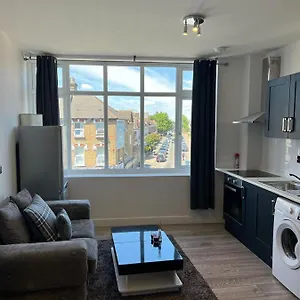 Modern In London Apartment Finchley
