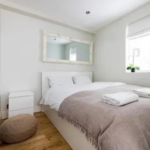 Pass The Keys Chic 1 Bedroom Flat Steps Of King's Road Chelsea