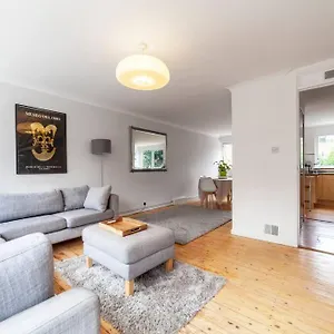 Newly Refurbished 5 Bdr House Wgarden And Parking Holiday home *