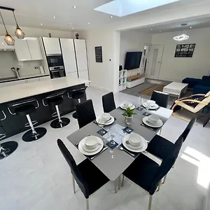 Holiday home Wembley Stadium 5 Star Brand New Luxury Sleeps 14 With Parking *