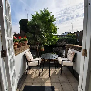 Lovely Large 1 Bed Renovated Flat W Balcony & 600mb Wifi * London