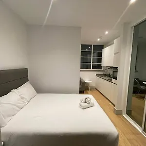Monthly Stays 1bed Serviced Studio Free Wifi & Netflix Whitechapel Perfect For Solo & Coupled Guests Apartment