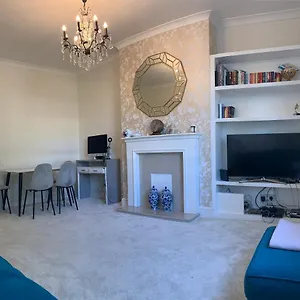 1st Floor Luxury 2 Bedroom 1 Bathroom Hampstead Apartment
