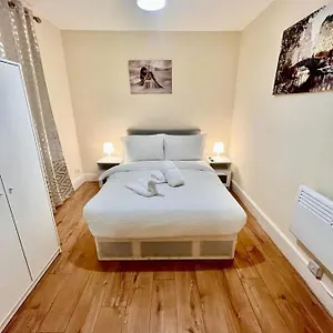Studio Flat In Colliers Wood Apartment London
