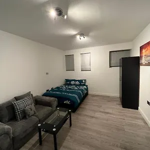 Studio In London Apartment