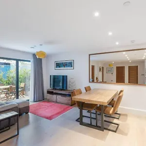 Stylish 2 Bed 2 Bath In Highgate & Free Parking *