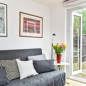 Modern 4 Bedroom Terraced House By The Thames London